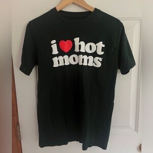 I Love Hot Moms Green Shirt Size Small